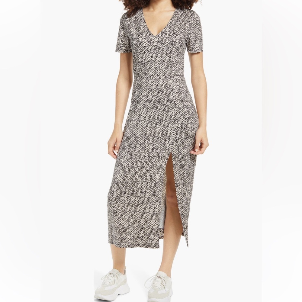 Wayf Alexa Short Sleeve Midi dress 
Size M